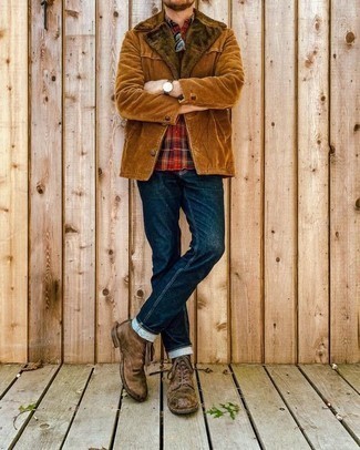 Comment porter une chemise à manches longues écossaise rouge: Pour une tenue de tous les jours pleine de caractère et de personnalité harmonise une chemise à manches longues écossaise rouge avec un jean bleu marine. Jouez la carte classique pour les chaussures et termine ce look avec une paire de bottes de loisirs en cuir marron.