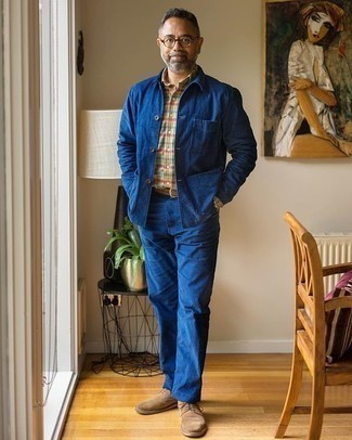 Comment porter des chaussures derby en daim marron clair: Harmonise une veste-chemise bleue avec un jean bleu pour obtenir un look relax mais stylé. Une paire de chaussures derby en daim marron clair ajoutera de l'élégance à un look simple.