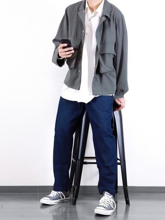 Un jean à porter avec des baskets basses grises pour un style chic decontractés à 30 ans: Pense à opter pour une veste-chemise en toile grise et un jean pour une tenue idéale le week-end. Si tu veux éviter un look trop formel, opte pour une paire de baskets basses grises.