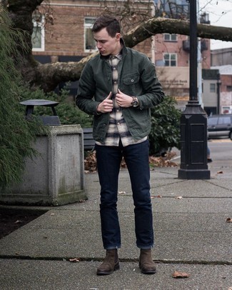 Comment porter des bottes marron foncé à 20 ans: Pense à opter pour une veste-chemise vert foncé et un jean bleu marine pour un look de tous les jours facile à porter. Cette tenue est parfait avec une paire de bottes marron foncé.