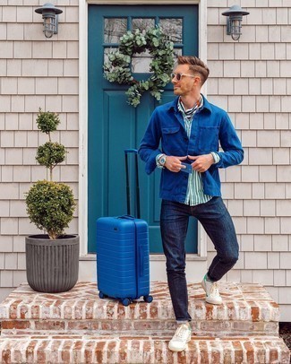 Comment porter une valise bleue: Essaie d'harmoniser une veste-chemise bleu marine avec une valise bleue pour une tenue idéale le week-end. D'une humeur créatrice? Assortis ta tenue avec une paire de baskets basses en cuir blanc et vert.