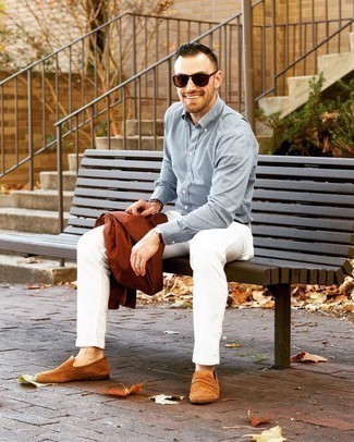 Comment porter des slippers en daim tabac: Pour une tenue de tous les jours pleine de caractère et de personnalité pense à associer une veste-chemise marron avec un jean blanc. Une paire de slippers en daim tabac est une façon simple d'améliorer ton look.