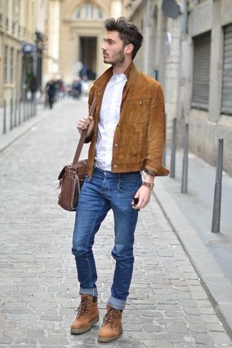 Comment porter une veste-chemise marron: Harmonise une veste-chemise marron avec un jean skinny bleu pour obtenir un look relax mais stylé. Ajoute une paire de bottes de loisirs en cuir marron à ton look pour une amélioration instantanée de ton style.