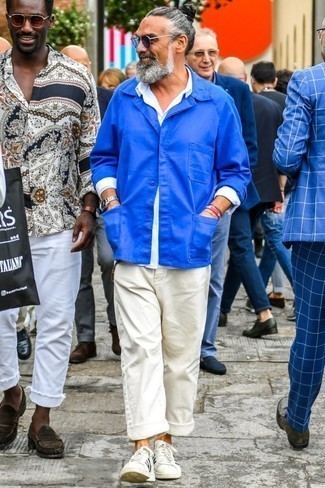 Des baskets basses à porter avec une veste-chemise bleue pour un style chic decontractés après 50 ans: Harmonise une veste-chemise bleue avec un pantalon chino blanc pour créer un look chic et décontracté. Décoince cette tenue avec une paire de baskets basses.
