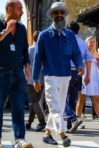Comment porter un bandana après 50 ans: Associe une veste-chemise bleue avec un bandana pour un look confortable et décontracté. Complète cet ensemble avec une paire de baskets basses en toile bleu marine pour afficher ton expertise vestimentaire.