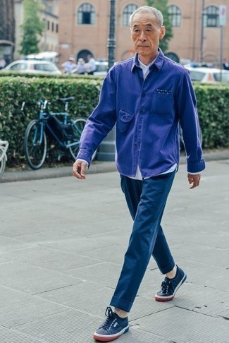 Comment porter une veste-chemise violette: Pense à associer une veste-chemise violette avec un pantalon chino bleu marine pour un look idéal au travail. Jouez la carte décontractée pour les chaussures et assortis cette tenue avec une paire de baskets basses en toile bleu marine.