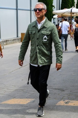 Un pantalon chino à porter avec des chaussures de sport gris foncé après 40 ans: Associe une veste-chemise vert foncé avec un pantalon chino pour créer un look chic et décontracté. Une paire de chaussures de sport gris foncé apportera un joli contraste avec le reste du look.
