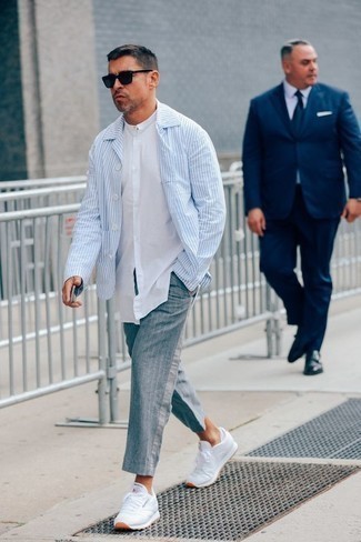 Tenue: Veste-chemise à rayures verticales bleu clair, Chemise à manches longues blanche, Pantalon chino à rayures verticales gris, Chaussures de sport blanches