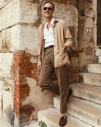 Comment porter une veste-chemise en lin beige à 30 ans: Choisis une veste-chemise en lin beige et un pantalon chino en lin marron pour un look idéal au travail. Apportez une touche d'élégance à votre tenue avec une paire de slippers en daim marron foncé.