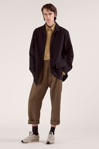 Tenue: Veste-chemise marron foncé, Chemise à manches longues marron clair, Pantalon chino marron, Chaussures de sport beiges