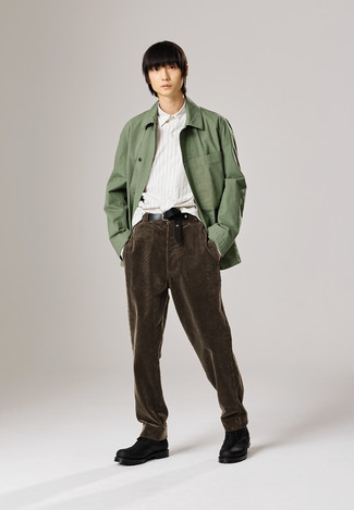 Comment porter une veste-chemise vert foncé: Pense à harmoniser une veste-chemise vert foncé avec un pantalon chino en velours côtelé marron foncé pour achever un look habillé mais pas trop. Cet ensemble est parfait avec une paire de bottes de loisirs en cuir noires.
