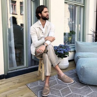 Comment porter des slippers en cuir marron clair: Associe une veste-chemise beige avec un pantalon de costume beige pour dégager classe et sophistication. Une paire de slippers en cuir marron clair est une option génial pour complèter cette tenue.