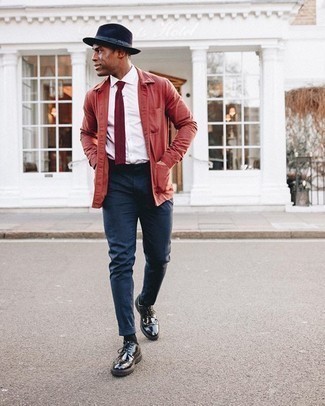 Comment porter un chapeau en laine bleu: Pour une tenue aussi confortable que ton canapé, marie une veste-chemise rouge avec un chapeau en laine bleu. Jouez la carte classique pour les chaussures et fais d'une paire de chaussures derby en cuir noires ton choix de souliers.