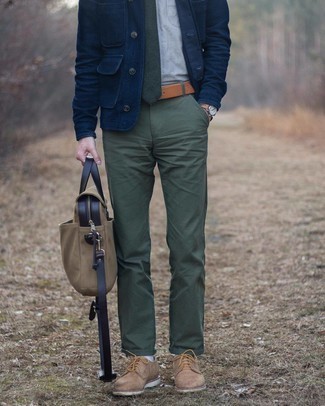Comment porter une cravate vert foncé: Essaie de marier une veste-chemise en laine bleu marine avec une cravate vert foncé pour une silhouette classique et raffinée. Une paire de chaussures derby en daim marron clair est une option judicieux pour complèter cette tenue.