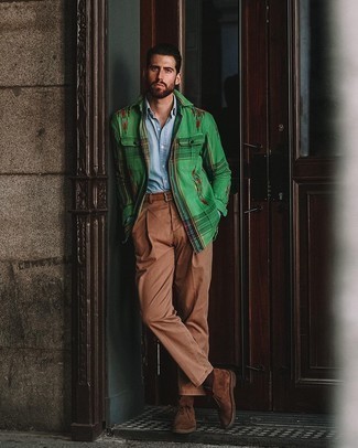 Comment porter une veste-chemise verte: Associe une veste-chemise verte avec un pantalon de costume tabac pour un look pointu et élégant. Tu veux y aller doucement avec les chaussures? Choisis une paire de bottines chukka en daim marron pour la journée.