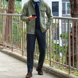 Des bottines chukka à porter avec un pantalon de costume gris à 30 ans: Harmonise une veste-chemise vert menthe avec un pantalon de costume gris pour un look pointu et élégant. D'une humeur créatrice? Assortis ta tenue avec une paire de bottines chukka.
