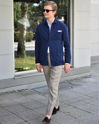 Comment porter un pantalon de costume gris avec des slippers en daim marron à 30 ans: Pense à associer une veste-chemise en coton bleu marine avec un pantalon de costume gris pour un look pointu et élégant. Une paire de slippers en daim marron est une option judicieux pour complèter cette tenue.