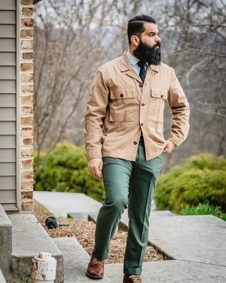 Comment porter un pantalon de costume vert foncé: Opte pour une veste-chemise marron clair avec un pantalon de costume vert foncé pour un look pointu et élégant. Cette tenue est parfait avec une paire de chaussures derby en cuir marron foncé.