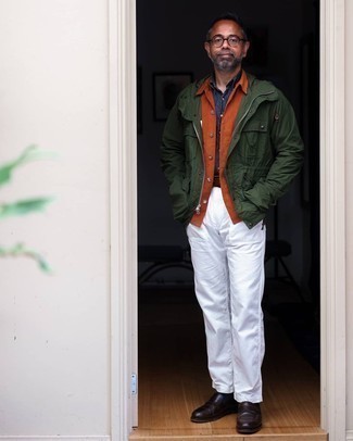 Tenue: Veste-chemise orange, Coupe-vent vert foncé, Chemise à manches longues en chambray bleu marine, Pantalon chino blanc