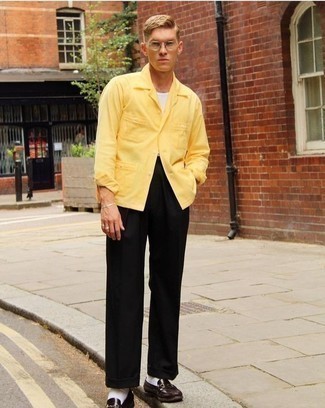 Comment porter une veste moutarde: Associer une veste moutarde avec un pantalon chino noir est une option judicieux pour une journée au bureau. Fais d'une paire de slippers en cuir marron foncé ton choix de souliers pour afficher ton expertise vestimentaire.