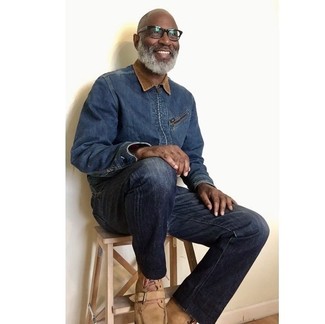 Comment porter des bottes en cuir après 50 ans: Pour une tenue de tous les jours pleine de caractère et de personnalité harmonise une veste-chemise en denim bleu marine avec un jean bleu marine. Assortis ce look avec une paire de bottes en cuir.