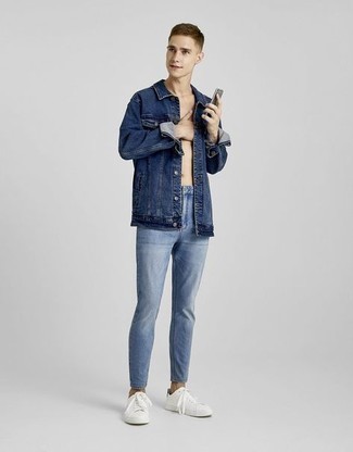 Tenue: Veste-chemise en denim bleu marine, Jean skinny bleu clair, Baskets basses en toile blanches