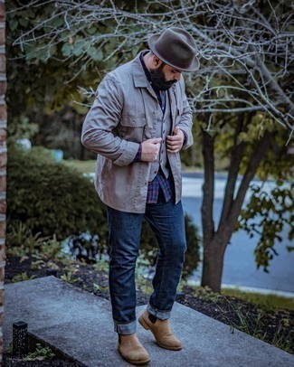 Comment porter une veste-chemise grise: Pense à associer une veste-chemise grise avec un jean bleu marine pour un look de tous les jours facile à porter. Une paire de bottines chelsea en daim marron clair est une façon simple d'améliorer ton look.