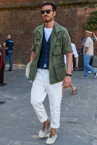 Tenue: Veste-chemise olive, Gilet bleu marine, T-shirt à col rond à rayures horizontales blanc et bleu, Pantalon chino blanc