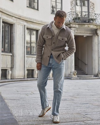 Comment porter des baskets basses en cuir blanches: Essaie de marier une veste-chemise en polaire grise avec un jean bleu clair pour une tenue idéale le week-end. Si tu veux éviter un look trop formel, choisis une paire de baskets basses en cuir blanches.