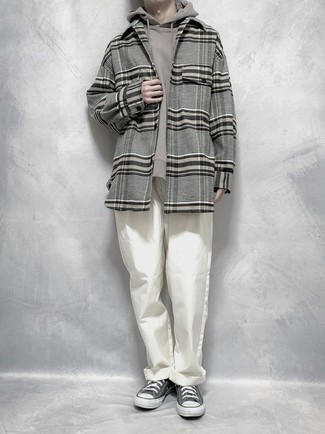 Comment porter un sweat à capuche gris avec un pantalon chino blanc pour un style decontractés: Pense à opter pour un sweat à capuche gris et un pantalon chino blanc pour une tenue idéale le week-end. Cette tenue se complète parfaitement avec une paire de baskets basses en toile gris foncé.