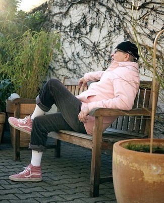 Comment porter des baskets montantes en toile roses: Pense à harmoniser une veste-chemise rose avec un jean gris foncé pour une tenue idéale le week-end. Tu veux y aller doucement avec les chaussures? Complète cet ensemble avec une paire de baskets montantes en toile roses pour la journée.