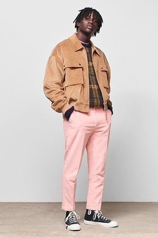 Tendances mode hommes: Pense à porter une veste-chemise en daim marron clair et un pantalon chino rose pour achever un look habillé mais pas trop.