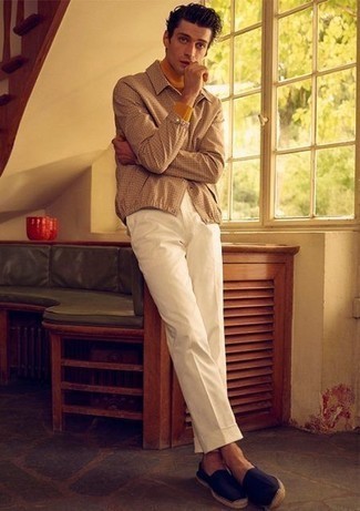 Tenue: Veste-chemise à carreaux marron clair, Pull à col roulé orange, Pantalon chino blanc, Espadrilles en toile bleu marine