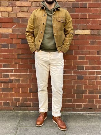 Comment porter un jean blanc: Essaie d'harmoniser une veste-chemise marron clair avec un jean blanc pour une tenue confortable aussi composée avec goût. Une paire de bottines chukka en cuir marron est une option judicieux pour complèter cette tenue.
