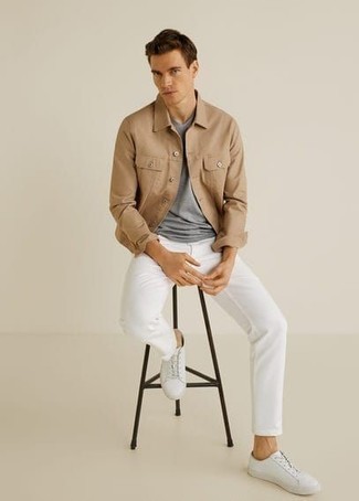 Comment porter une veste-chemise beige pour un style decontractés à 30 ans: Associe une veste-chemise beige avec un jean blanc pour une tenue idéale le week-end. Si tu veux éviter un look trop formel, termine ce look avec une paire de baskets basses en cuir blanches.