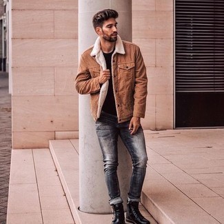 Comment porter un jean gris foncé: Opte pour une veste-chemise en velours côtelé marron clair avec un jean gris foncé pour une tenue confortable aussi composée avec goût. Une paire de bottes de loisirs en cuir noires est une option judicieux pour complèter cette tenue.