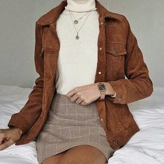Comment porter une veste-chemise en velours côtelé marron: Pense à associer une veste-chemise en velours côtelé marron avec une minijupe écossaise beige pour une tenue idéale le week-end.