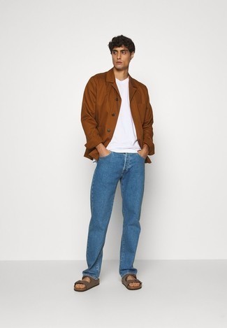 Tenue: Veste-chemise marron, T-shirt à col rond blanc, Jean bleu, Sandales en cuir marron foncé