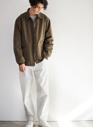 Tenue: Veste-chemise marron, T-shirt à col rond gris, Jean blanc, Baskets basses en toile blanches