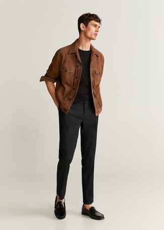 Tenue: Veste-chemise en daim marron, T-shirt à col rond noir, Pantalon chino noir, Slippers en cuir noirs