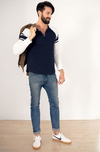 Tenue: Veste-chemise en daim marron, T-shirt à manche longue et col boutonné bleu marine, Jean bleu, Baskets basses en cuir blanc et bleu marine