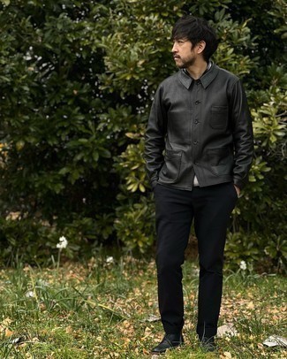 Tenue: Veste-chemise en cuir noire, Chemise à manches courtes écossaise blanche et noire, Pantalon chino noir, Bottes de loisirs en cuir noires