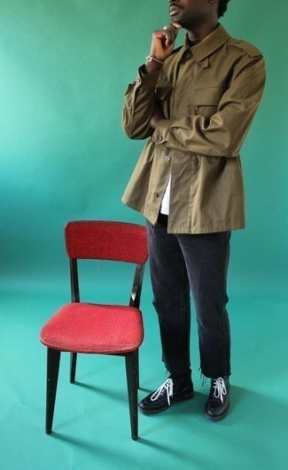 Comment porter une veste-chemise vert foncé pour un style chic decontractés à 30 ans: Pour créer une tenue idéale pour un déjeuner entre amis le week-end, opte pour une veste-chemise vert foncé avec un jean gris foncé. Une paire de bottes de loisirs en cuir noires est une option judicieux pour complèter cette tenue.