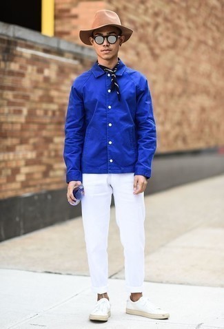 Un pantalon chino à porter avec une veste-chemise bleue: Choisis une veste-chemise bleue et un pantalon chino pour prendre un verre après le travail. Tu veux y aller doucement avec les chaussures? Opte pour une paire de baskets basses en cuir blanches pour la journée.