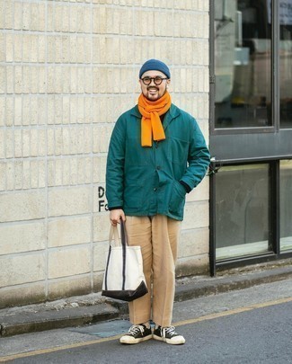 Comment porter une écharpe orange: Associe une veste-chemise vert foncé avec une écharpe orange pour une tenue idéale le week-end. Rehausse cet ensemble avec une paire de baskets basses en toile vert foncé.