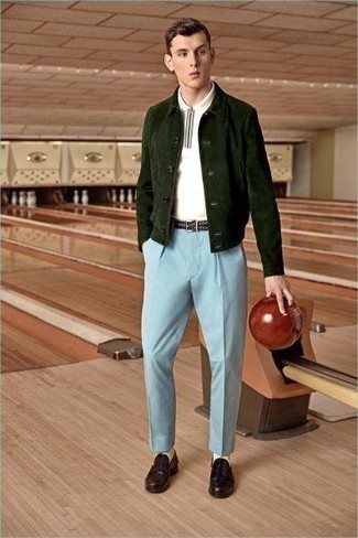 Un polo à porter avec un pantalon de costume bleu clair pour un style chic decontractés à l'adolescence: Essaie d'harmoniser un polo avec un pantalon de costume bleu clair si tu recherches un look stylé et soigné. Rehausse cet ensemble avec une paire de slippers en cuir bordeaux.