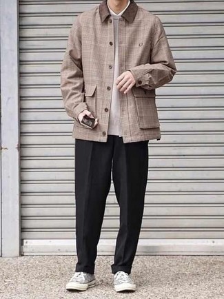 Comment porter une veste-chemise écossaise marron clair: Ce combo d'une veste-chemise écossaise marron clair et d'un pantalon chino noir te permettra de garder un style propre et simple en dehors des horaires de bureau. Décoince cette tenue avec une paire de baskets basses en toile grises.