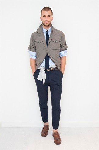 Comment porter une veste-chemise gris foncé: Pense à opter pour une veste-chemise gris foncé et un pantalon chino bleu marine pour un look idéal au travail. Une paire de slippers en cuir à franges marron est une façon simple d'améliorer ton look.