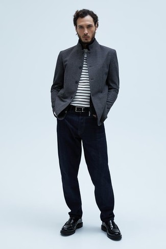 Comment porter une veste-chemise gris foncé: Pour créer une tenue idéale pour un déjeuner entre amis le week-end, pense à harmoniser une veste-chemise gris foncé avec un jean bleu marine. Une paire de slippers en cuir noirs apportera une esthétique classique à l'ensemble.