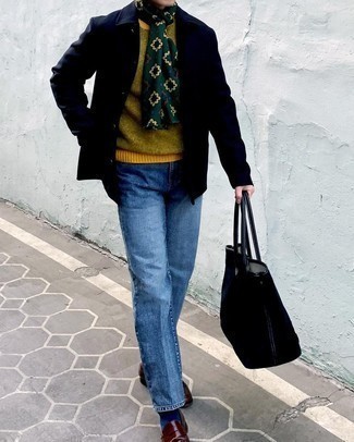 Comment porter un pull à col rond moutarde: Marie un pull à col rond moutarde avec un jean bleu pour une tenue idéale le week-end. Une paire de slippers en cuir bordeaux est une façon simple d'améliorer ton look.